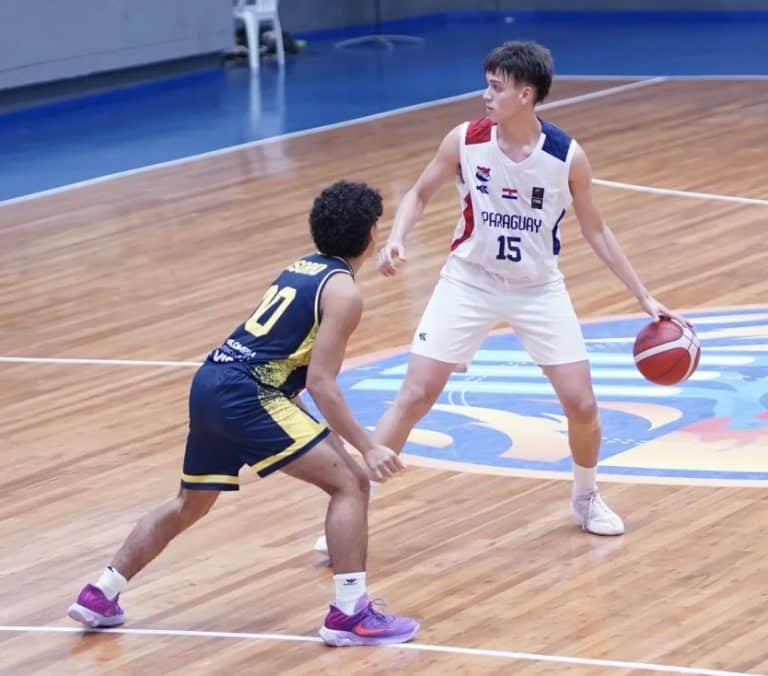 Se ve a Luis Vera con el balón en un ataque de Paraguay frente a Colombia.