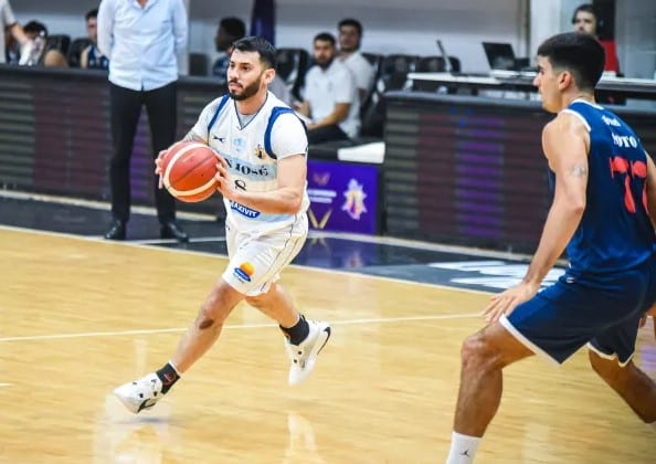 Se ve a Riveros manejando el balón para San José