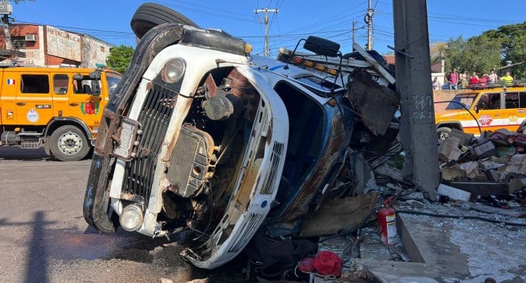 Camión que transportaba productos de contrabando intento huir y volcó