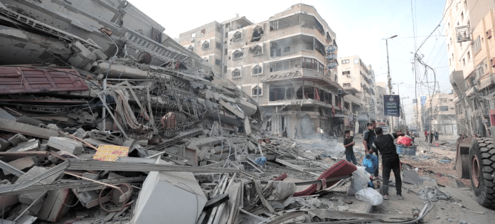 Edificio en ruinas tras bombardeos en Gaza