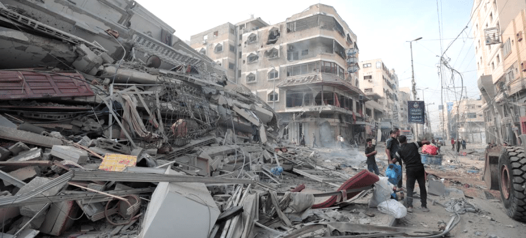 Edificio en ruinas tras bombardeos en Gaza