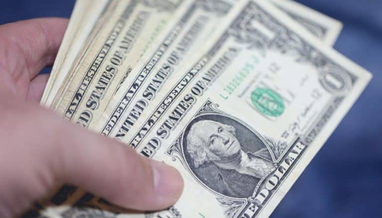 El dólar en el umbral de los 8.000 guaraníes, experto explica el porque