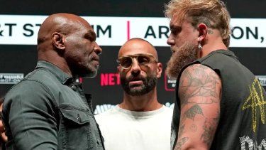 Mike Tyson y Jake Paul en el careo antes de la pelea que será está noche