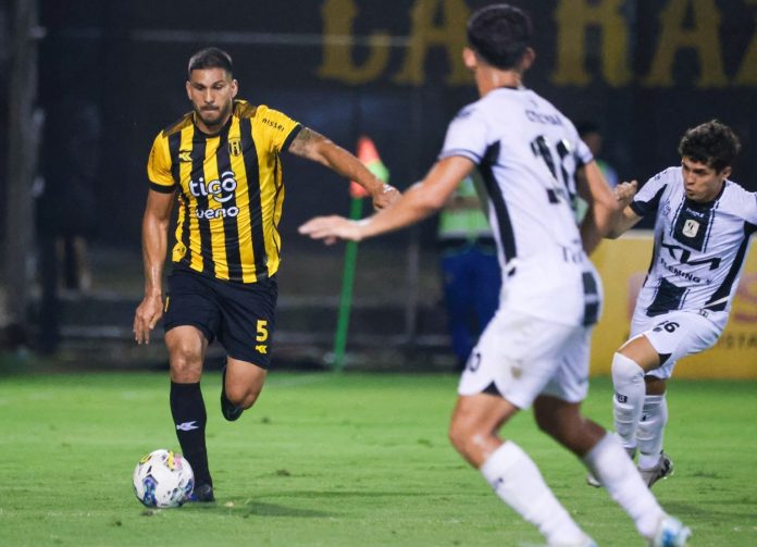 Mario López maneja el balón en una salida de Guaraní.