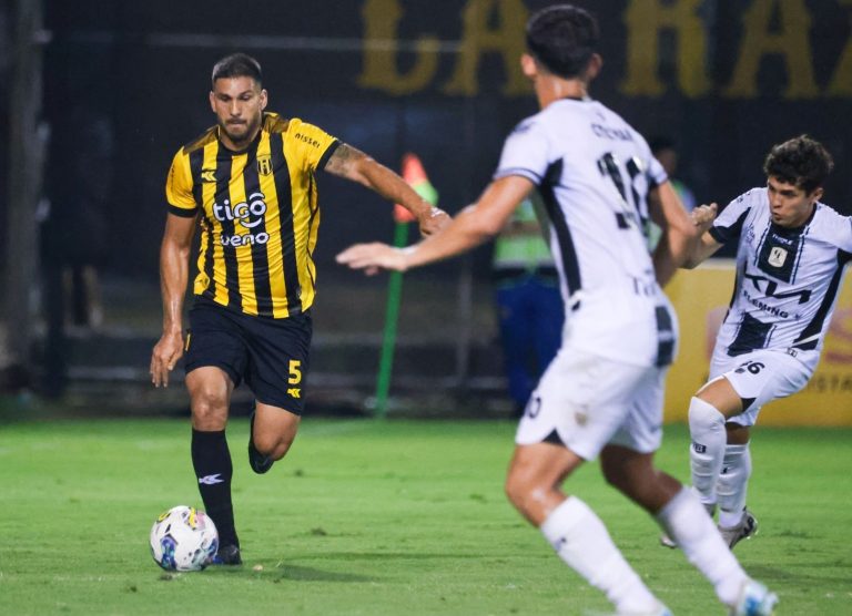 Mario López maneja el balón en una salida de Guaraní.