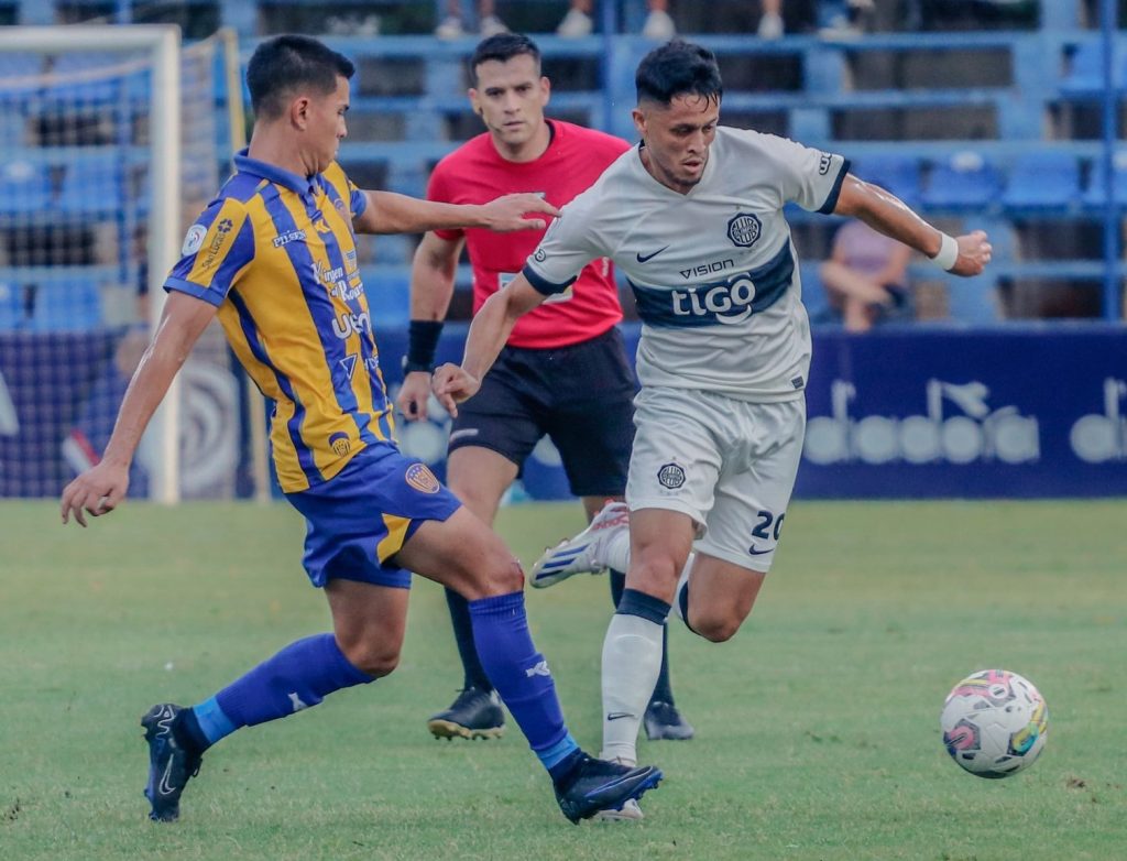 Se ve una situación del juego entre Olimpia y Sportivo Luqueño.