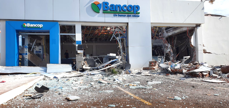 Fachada de Bancop totalmente destruida tras ser dinamitada