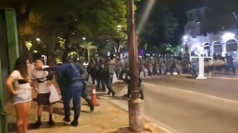 Video: Inconducta policial empaña festejos olimpistas