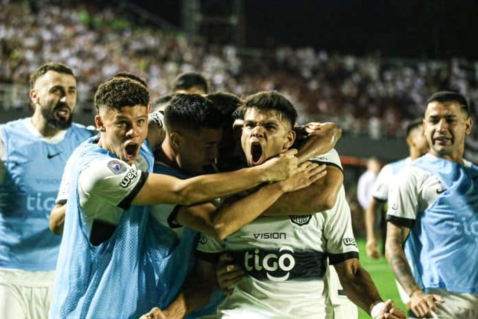 Se ve a Rodney Redes de Olimpia festejando su gol con sus compañeros.