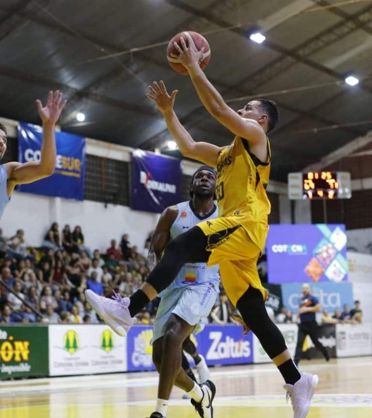 Se ve una acción de un juego previo entre los finalistas de la Liga Nacional de Básquetbol: San José y Colonias Gold