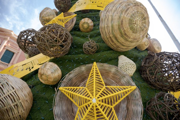 Guarania de navidad arranca con el encendido del árbol