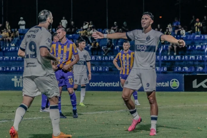 Se ve a Kevin Parzajuk festejando su gol frente a Sportivo Luqueño.