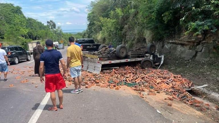 Camión tumbó mientras bajaba el cerro Caacupé