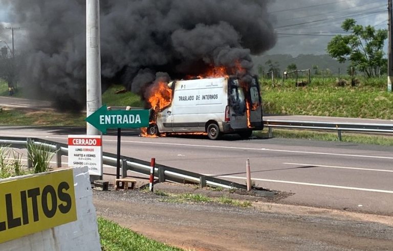 Se incendió un vehículo que transportaba reos