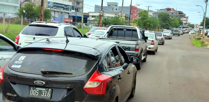 Filas de vehículos para regresar a posadas