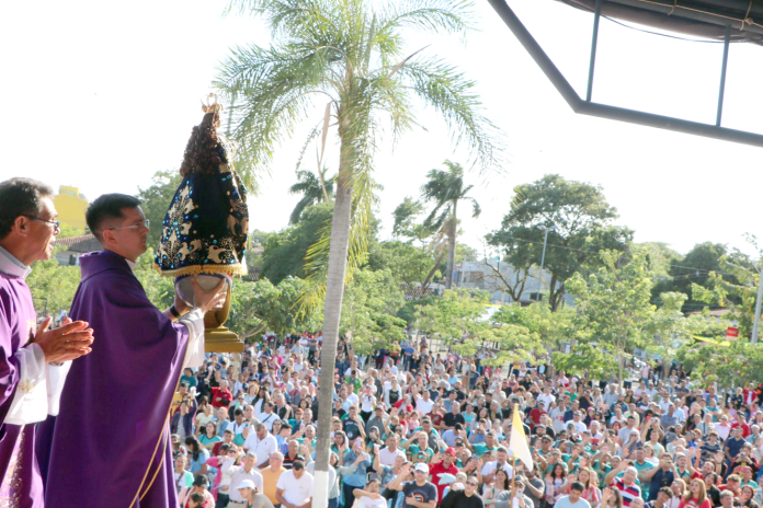 Miles de personas participando de la misa de Caacupé