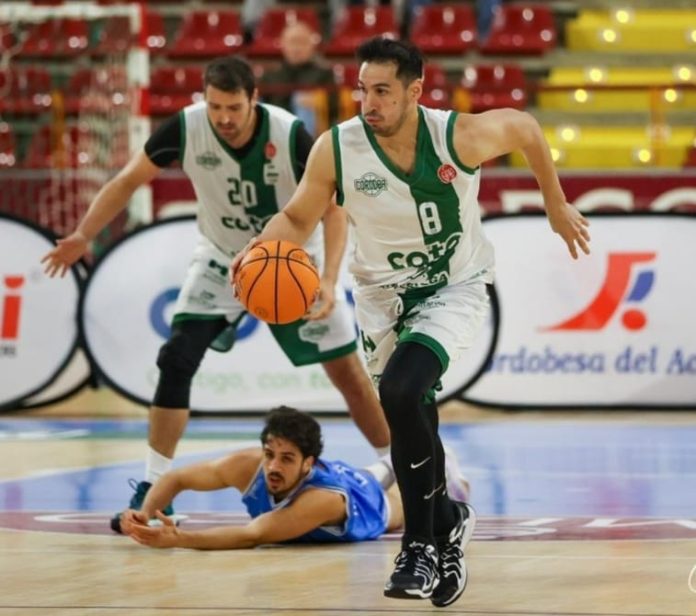 Se ve a Peralta en su debut con su nuevo equipo.