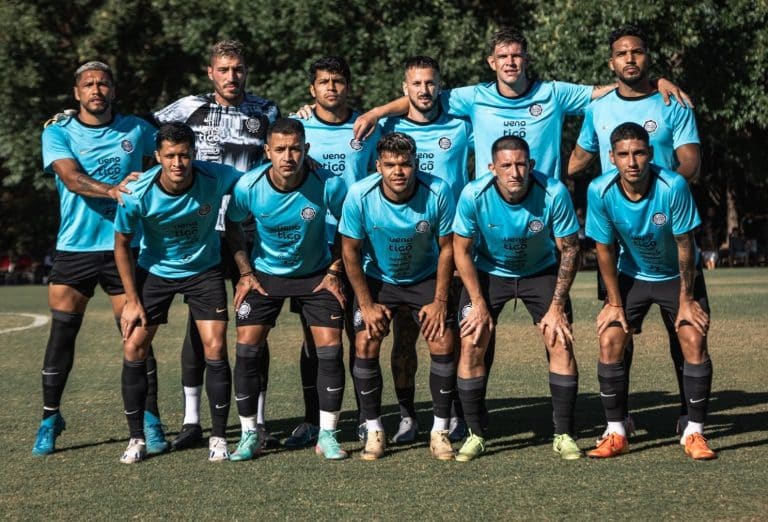 Se ve al equipo de Olimpia en el amistoso contra Flandria.