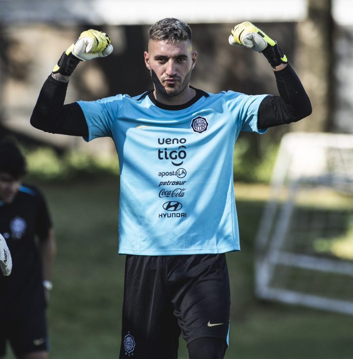 Se ve a Gastón Olveira, arquero de Olimpia.