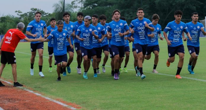 Se ve a los jugadores de la selección sub 20 de Paraguay en pleno entrenamiento.