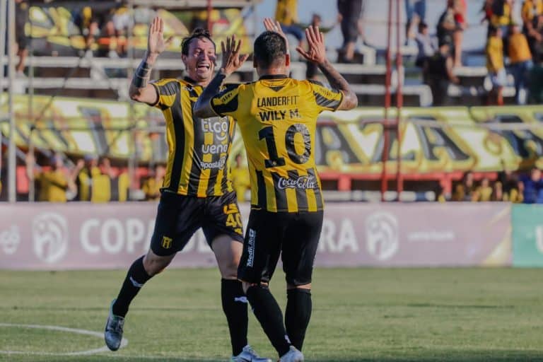 Guaraní gana y se aferra a la punta