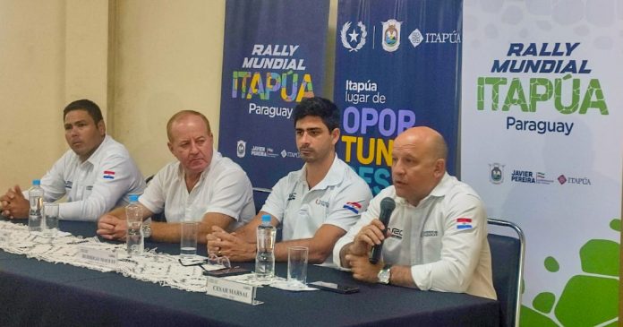 Ricardo Degeller, director de deportes de la Secretaría Nacional de Deportes (SNC), Javier Pereira (PLRA), gobernador de Itapúa, Rodrigo Maluff , vice ministro de comercio y servicios MIC, y Cesar Marsal, responsable de organización del Rally, durante una conferencia de prensa, esta mañana, en la sede de la Gobernación de Itapúa. Con el micrófono: César Marsal.