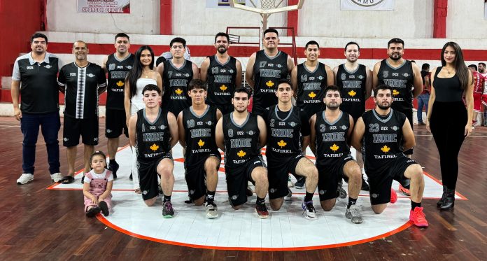 Se ve al equipo de básquetbol de Independencia de la ciudad de Concepción.