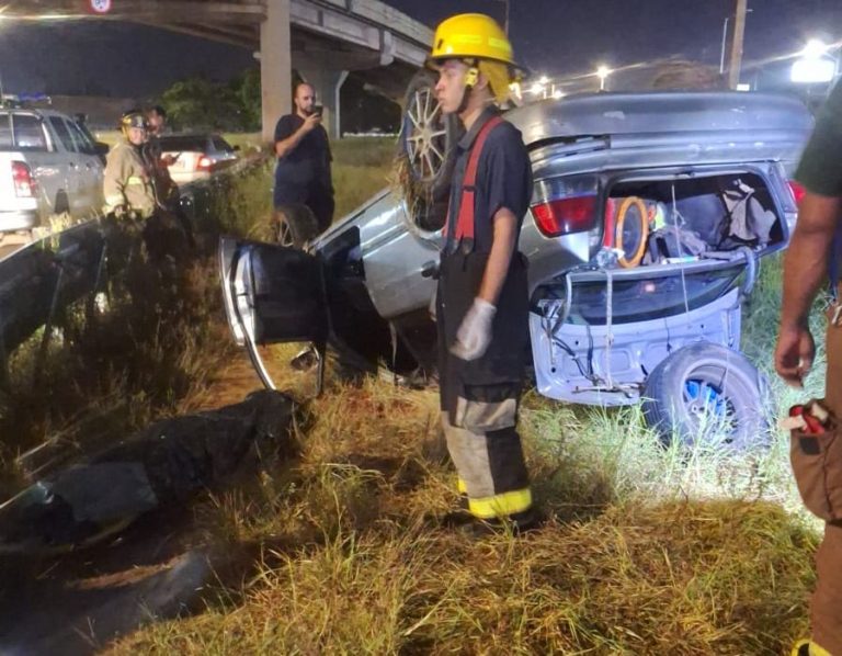 Joven muere tras vuelco de vehículo