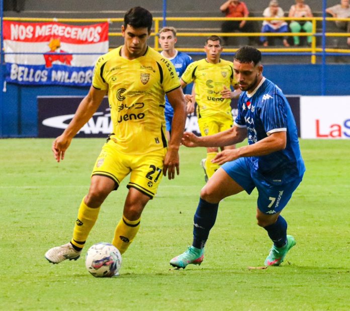 Se ve una acción del juego que Recoleta logró derrotar a Nacional.