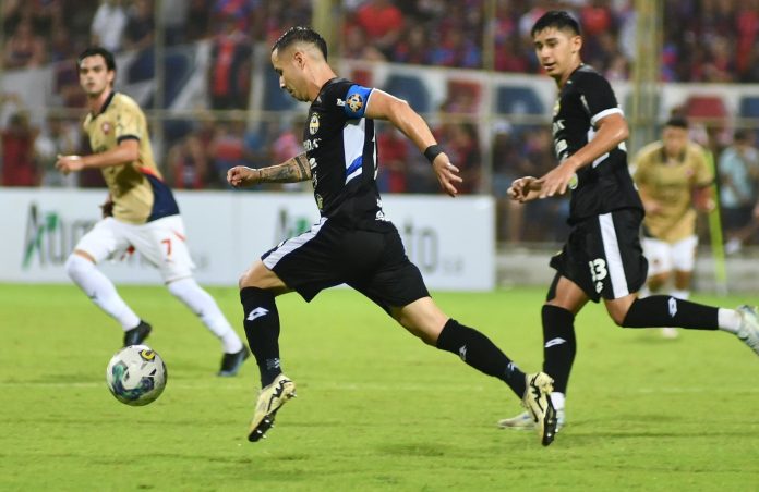 Se ve una acción del partido donde Trinidense venció a Cerro Porteño.