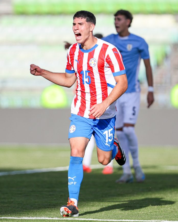 Se ve a Gadiel Paoli festejando su gol contra Uruguay.