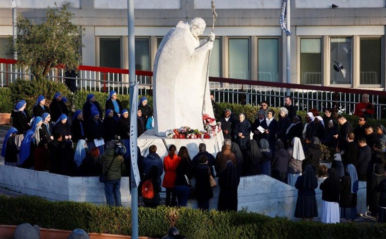 En medio de sus problemas respiratorios, el Papa pasó buena noche