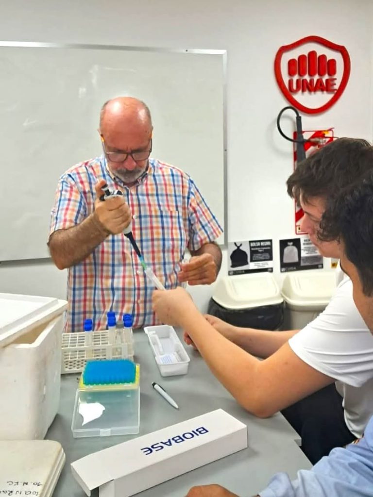 Juan Carlos Gardón Poggi es doctor en Veterinaria, docente investigador de la Universidad Católica de Valencia (España). Mediante convenio con dicha universidad, la UNAE y el Conacyt, realiza una investigación en Itapúa.