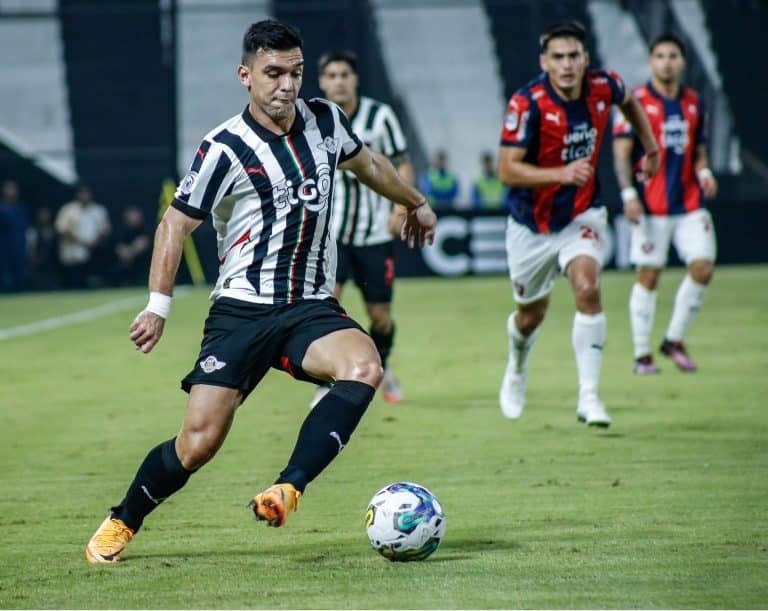 Libertad tumba a Cerro y extiende su ventaja en la cima