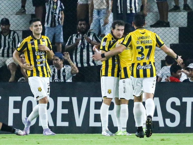 Guaraní deja sin invicto a Libertad y enciende el campeonato