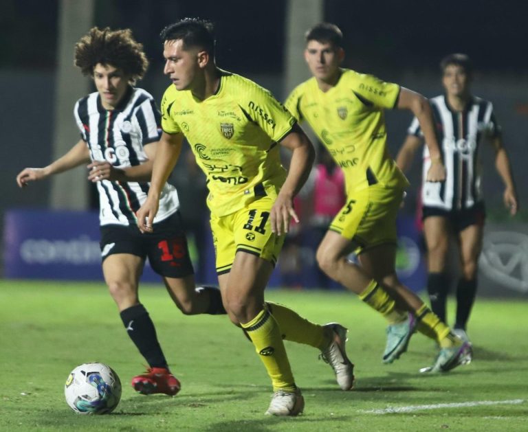 Libertad salvó el invicto casi sobre la hora