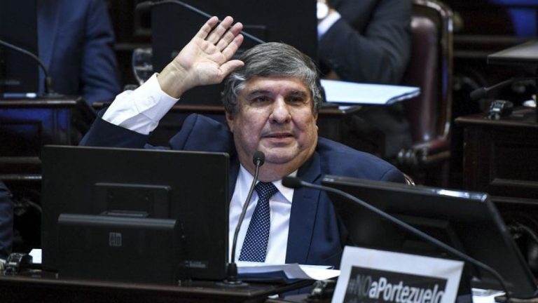 Senador argentino obligado a abandonar Paraguay tras ingresar al país de forma irregular