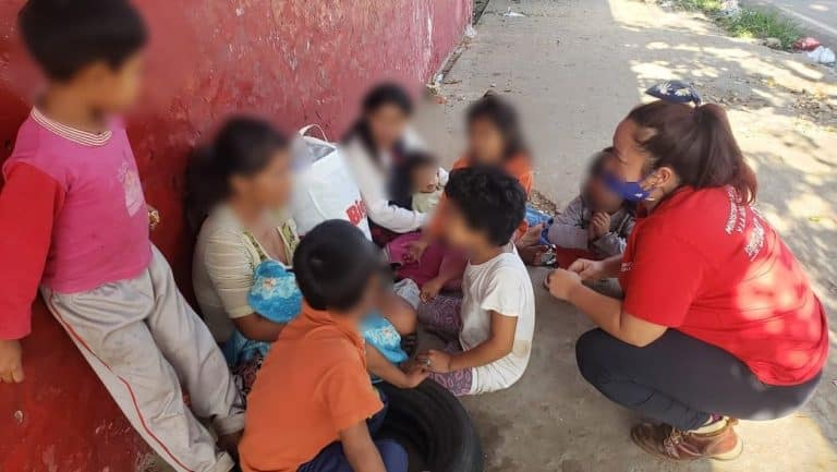 Ministro de la Niñez exhortó no dar monedas a niños de la calle y no comprar lo que ellos vendan