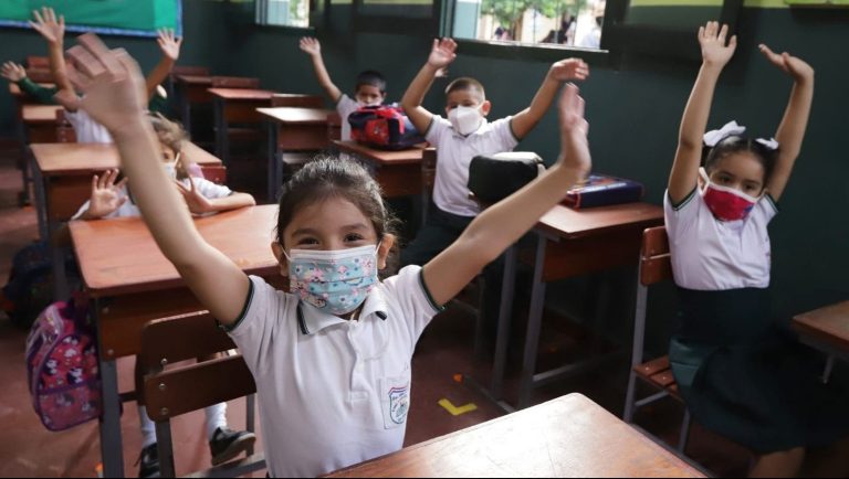 La Contraloría detectó en Alto Paraguay que los niños tienen que comer con la mano