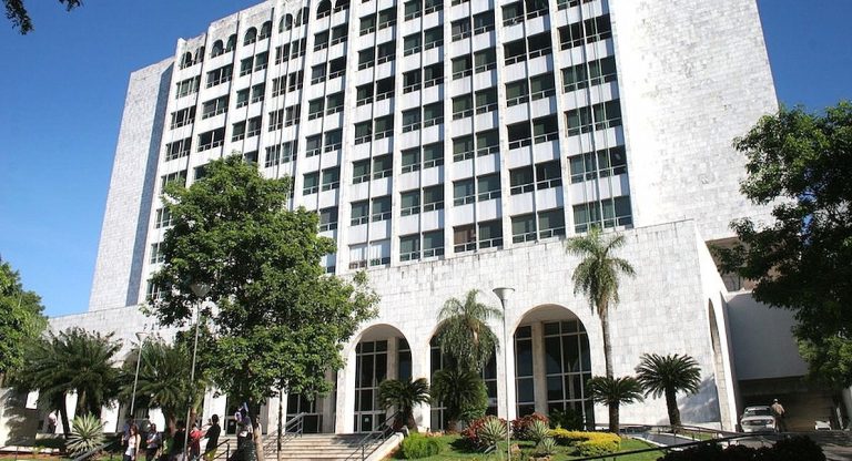 Abogados oficializan más pedido de veto total a ley que autoriza honorarios profesionales a defensores públicos