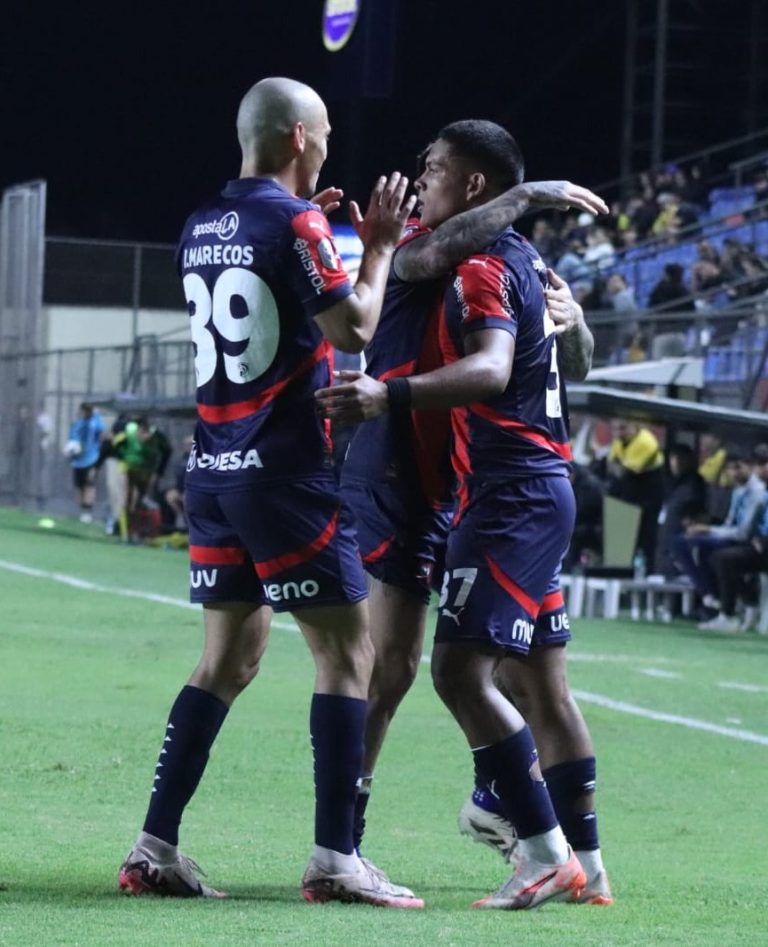 Cerro ganó y sigue al acecho