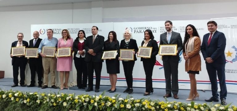 Columnista de La Tribuna es homenajeado por su aporte al español