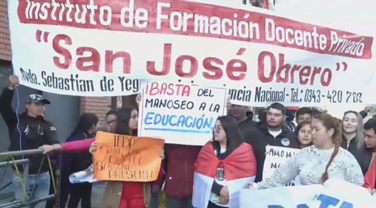 Postulantes a formación docente realizan protesta frente al MEC