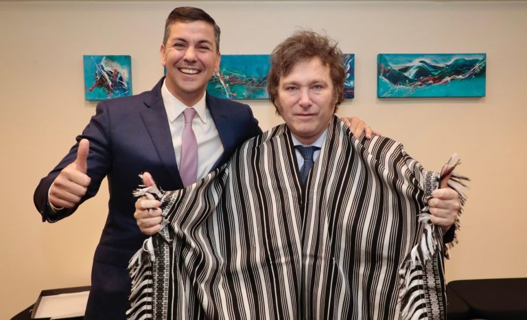 Milei llega hoy a Paraguay para reunirse con Santiago Peña