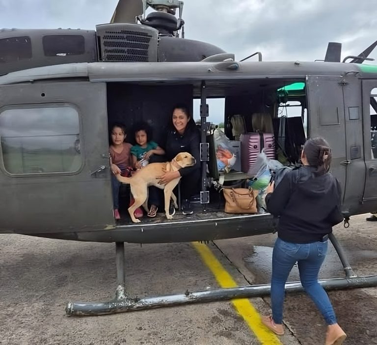 Rescate aéreo en Boquerón permitió salvar a una familia y su perro