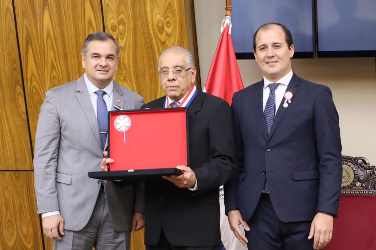 Máxima distinción por 50 años de periodismo en una sociedad democrática