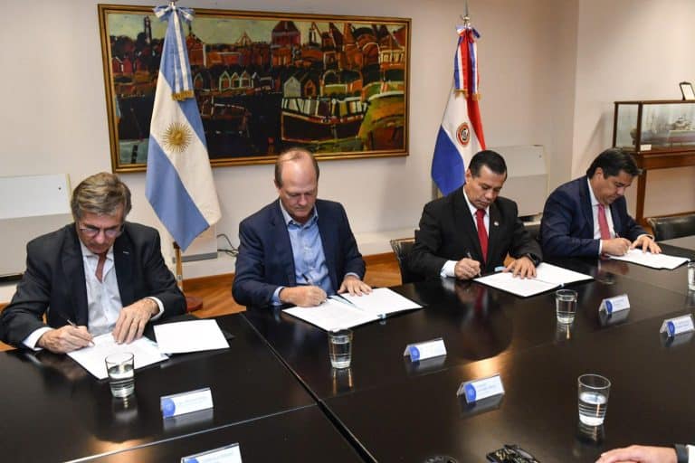 Paraguay y Argentina firman el acuerdo de Yacyreta. La EBY cobrará 28 dólares por megavatio/hora por la electricidad