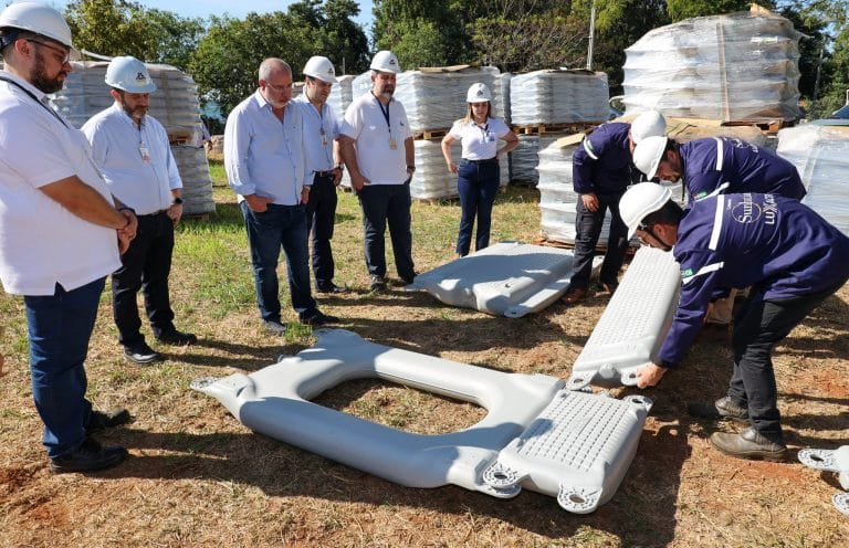 Itaipú recibió materiales para soporte de paneles solares que construye  para garantizar energía en el futuro