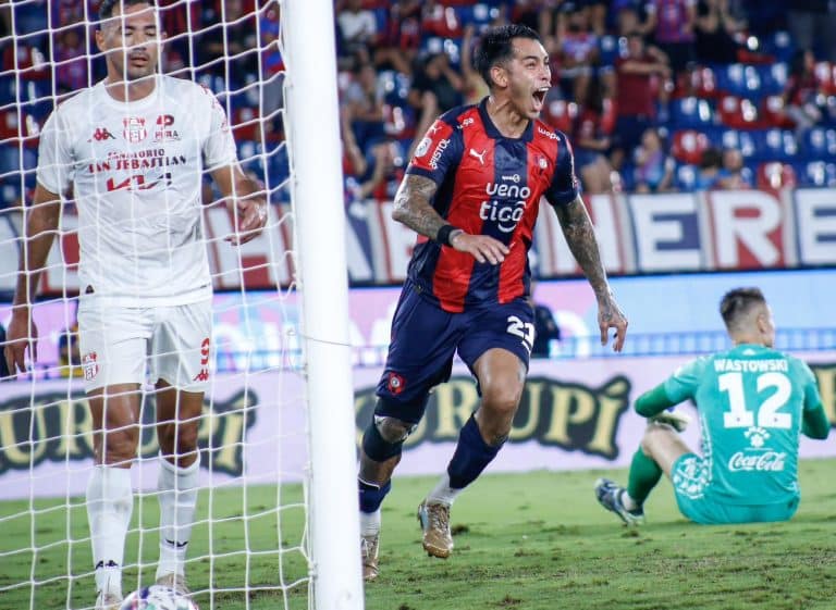 Cerro ganó y mete presión
