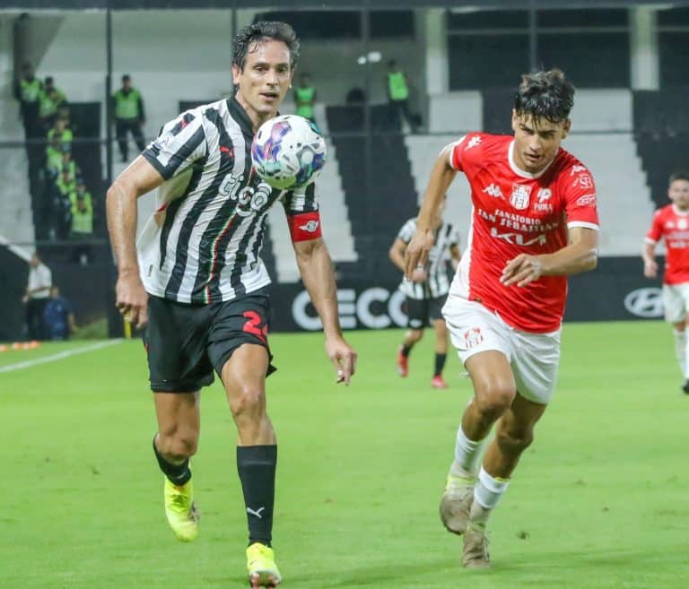 Un agónico gol mantiene a Libertad a un punto del título
